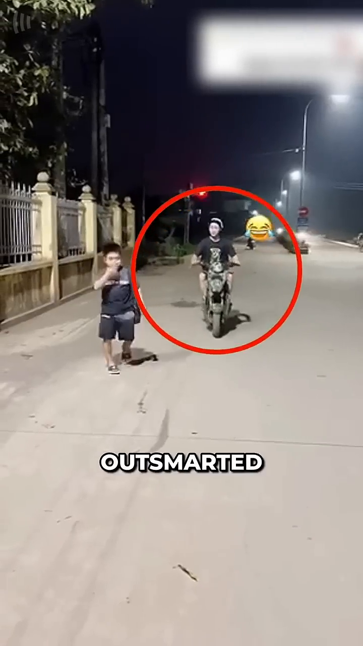 Clever Dwarf Outsmarts Thief! 😂.